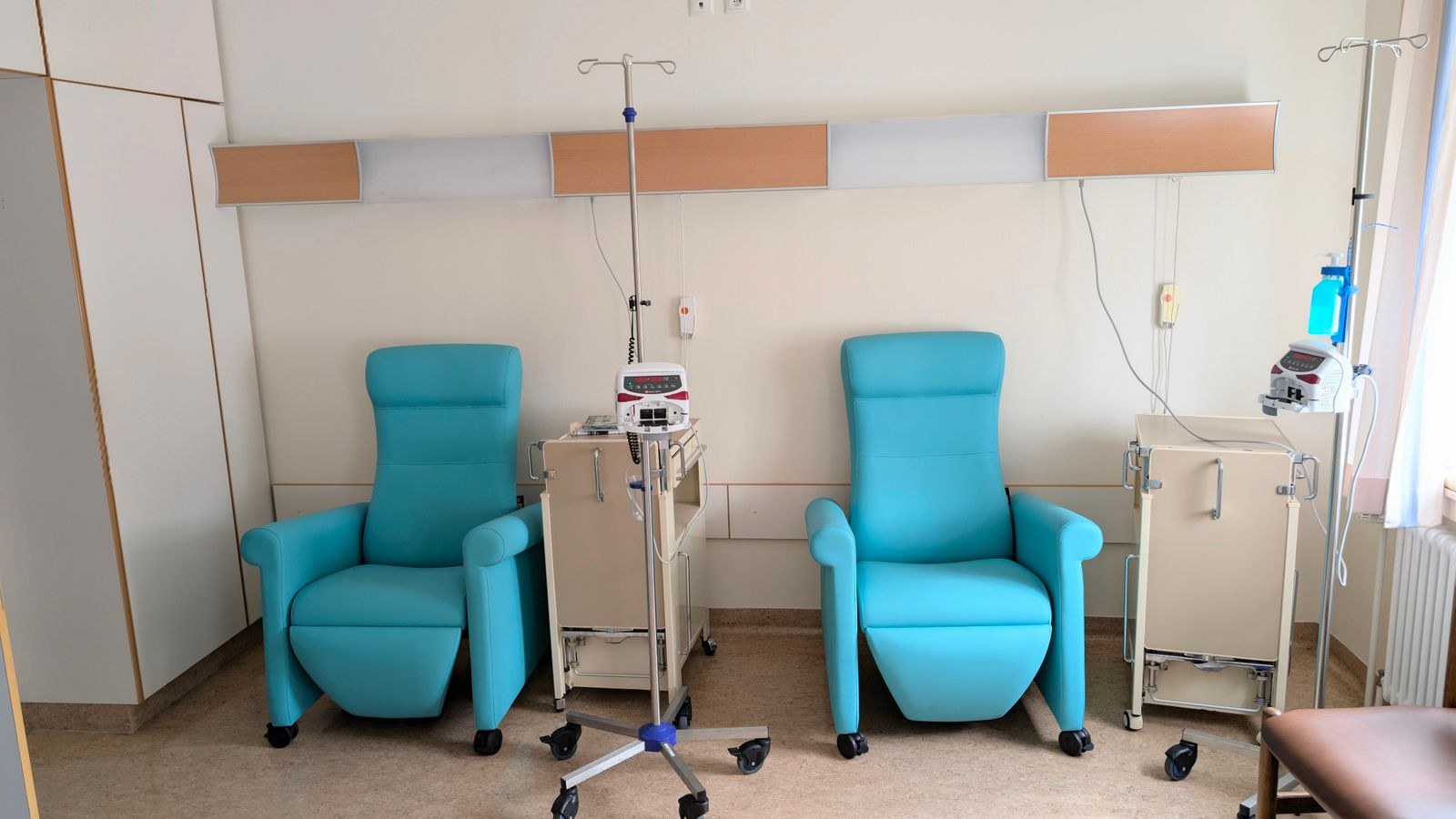 EBOO therapy in Arlington Heights patients can get nearby: modern infusion room with treatment chairs
