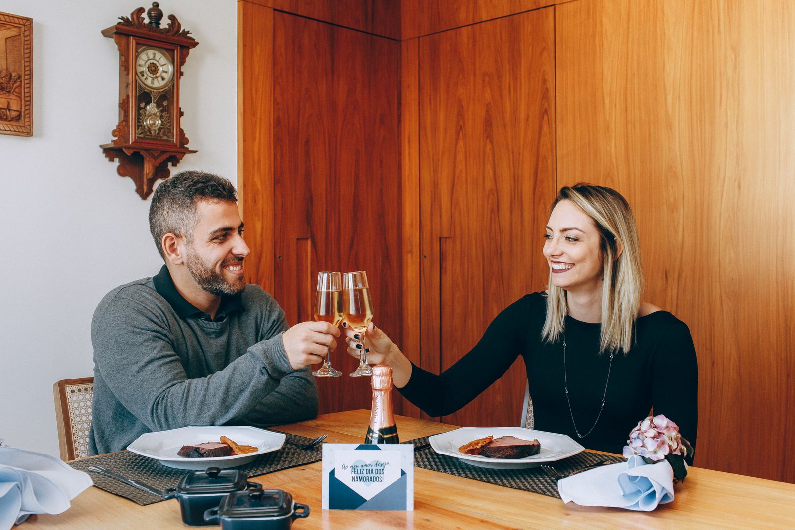 Functional medicine Oak Brook: couple in their 40s sharing a dinner toast