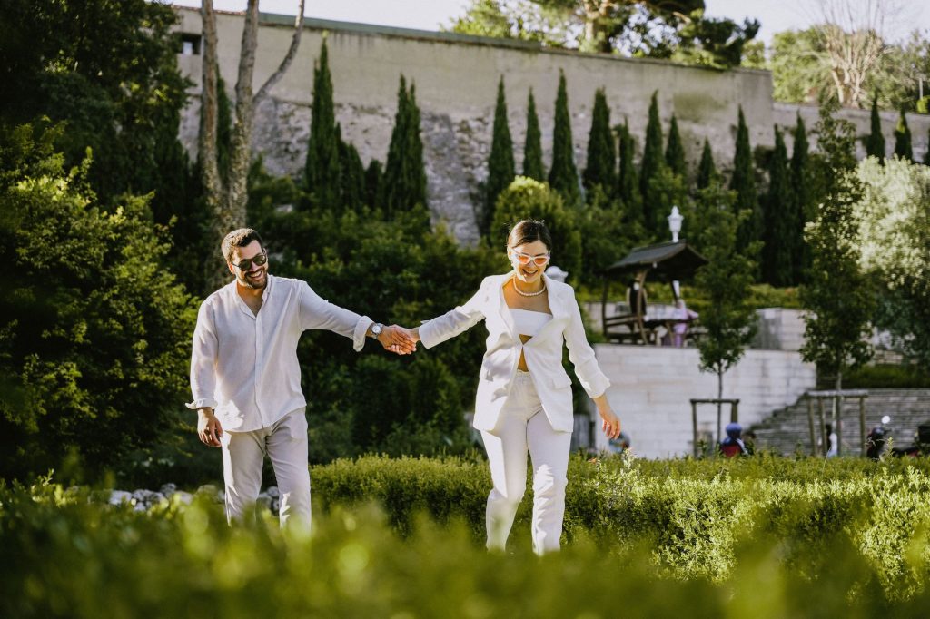P Shot cost Chicago: couple walking hand in hand through a formal garden