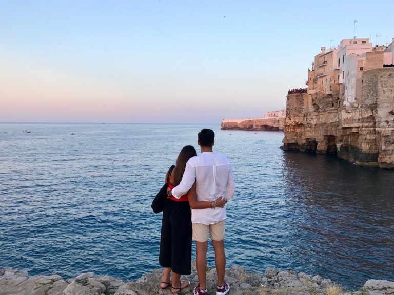 Regenerative ED treatment: couple overlooking the Italian coast