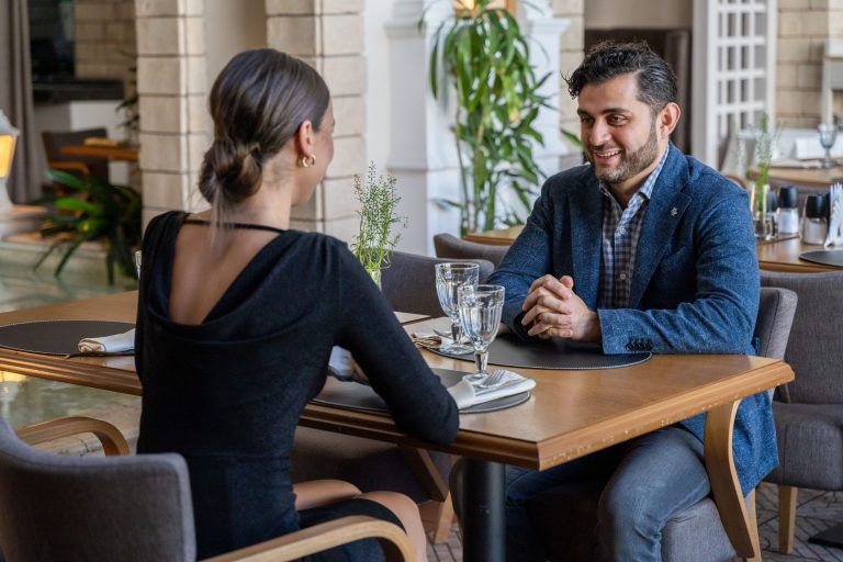 Regenerative ED treatment: couple sharing a relaxed restaurant conversation